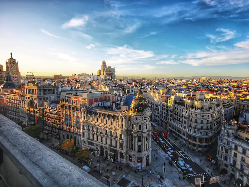 Panorámica de los edificios de la Gran Vía de Madrid a plena luz del día